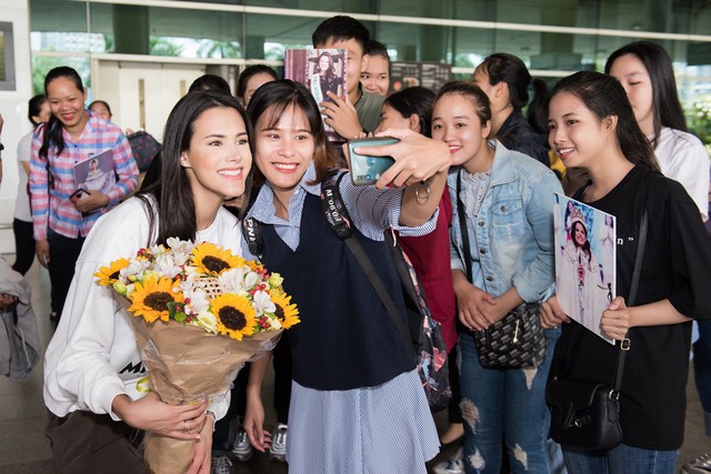 Đến Việt Nam, Hoa hậu Quốc tế 2018 mặc giản dị vẫn “gây náo loạn” sân bay - Ảnh 9.
