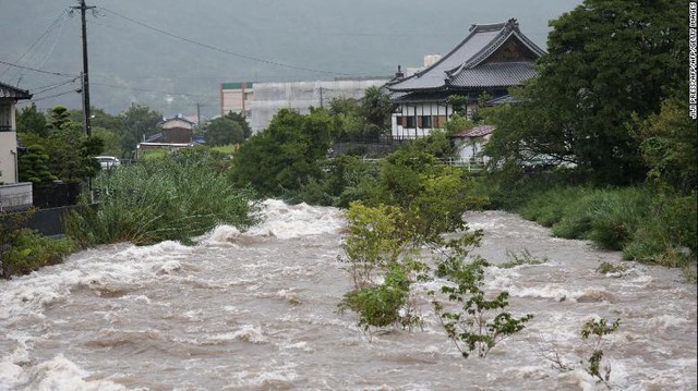 Gần 1 triệu người dân Nhật Bản phải sơ tán khẩn cấp do mưa lũ lịch sử - Ảnh 1.