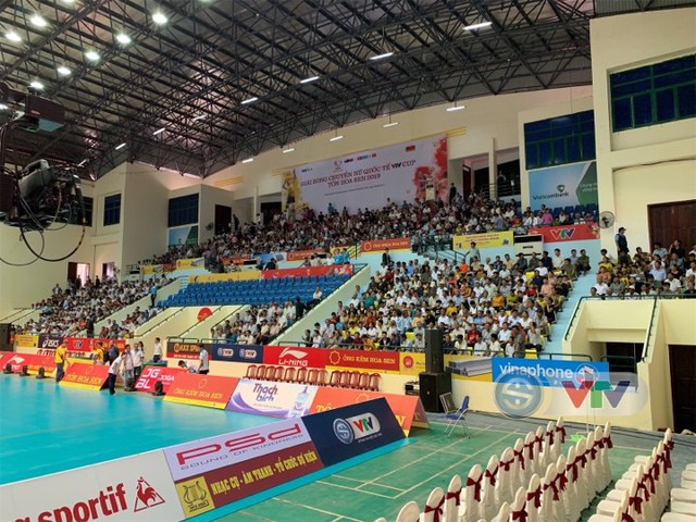 Rất đông người hâm mộ Quảng Nam tới xem trận khai mạc giải bóng chuyền nữ quốc tế VTV Cup Tôn Hoa Sen 2019 - Ảnh 15.