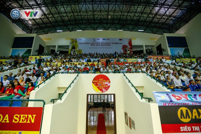 Rất đông người hâm mộ Quảng Nam tới xem trận khai mạc giải bóng chuyền nữ quốc tế VTV Cup Tôn Hoa Sen 2019 - Ảnh 14.