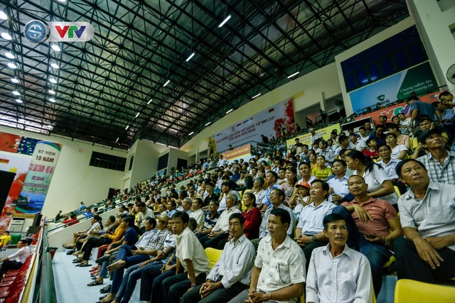 Rất đông người hâm mộ Quảng Nam tới xem trận khai mạc giải bóng chuyền nữ quốc tế VTV Cup Tôn Hoa Sen 2019 - Ảnh 13.