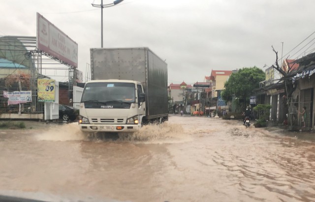 Bão số 3 gây mưa lớn, hàng loạt tuyến phố Hà Nội ngập nặng - Ảnh 1.