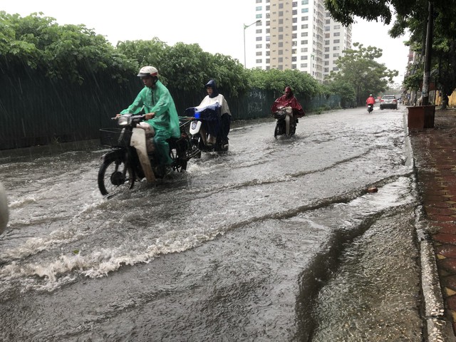 Chùm ảnh: Hà Nội có nhiều điểm ngập nước, cây đổ ảnh hưởng đến giao thông - Ảnh 4.