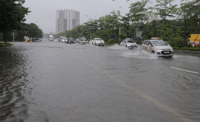 Chùm ảnh: Hà Nội có nhiều điểm ngập nước, cây đổ ảnh hưởng đến giao thông - Ảnh 8.