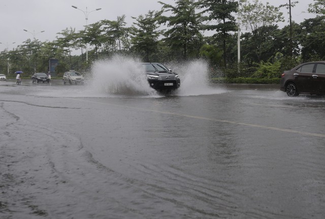 Chùm ảnh: Hà Nội có nhiều điểm ngập nước, cây đổ ảnh hưởng đến giao thông - Ảnh 12.