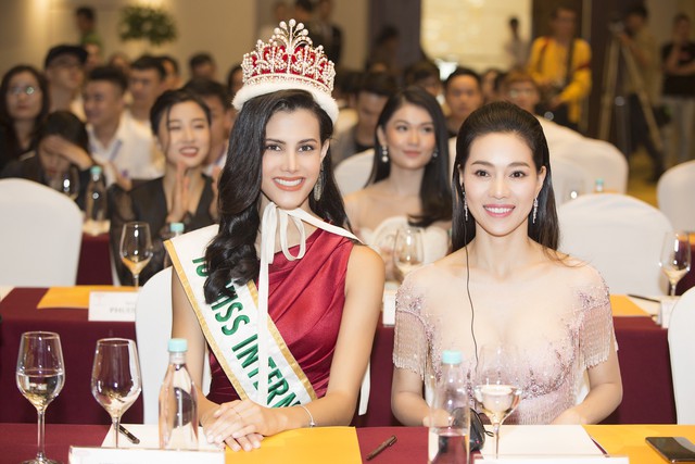 Hoa hậu Lương Thùy Linh lần đầu diện đầm xẻ bạo, khoe vòng 1 sexy - Ảnh 6.