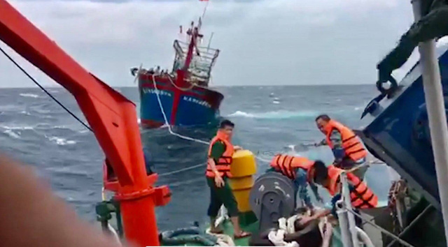 Nghệ An: Lai dắt tàu cá cùng 16 ngư dân gặp nạn vào bờ - Ảnh 1.