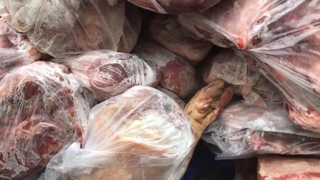 Bình Dương: Phát hiện 20 tấn thịt lợn bẩn giấu trong container - Ảnh 1.