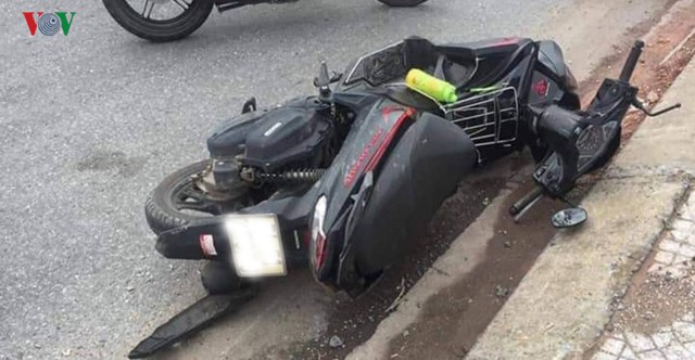 Xe máy tự gây tai nạn khiến 2 người chết, 1 người bị thương - Ảnh 1.