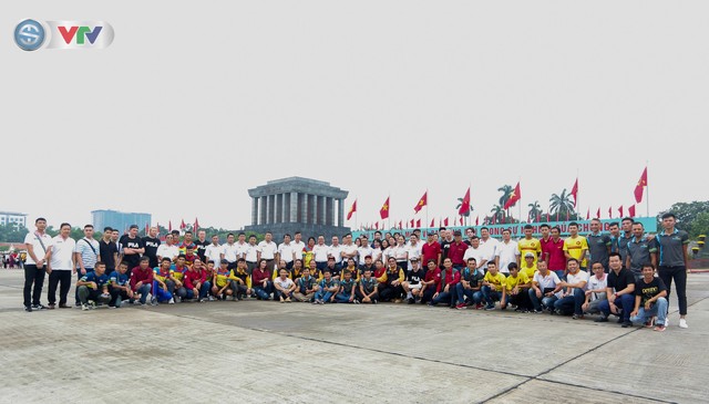 BTC Giải xe đạp Quốc tế VTV Cúp Tôn Hoa Sen 2019 cùng toàn đoàn dâng hoa tưởng nhớ Chủ tịch Hồ Chí Minh vĩ đại - Ảnh 3.