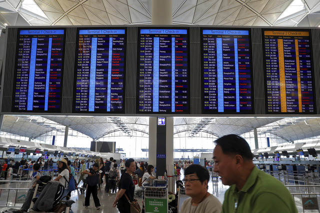 Đình công quy mô lớn tại Hong Kong, hơn 200 chuyến bay bị hủy - Ảnh 2.