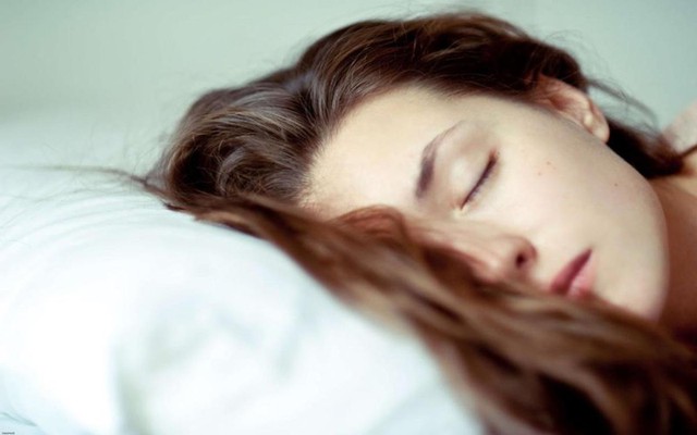 Những thói quen khi ngủ gây hại cho sức khỏe - Ảnh 3.