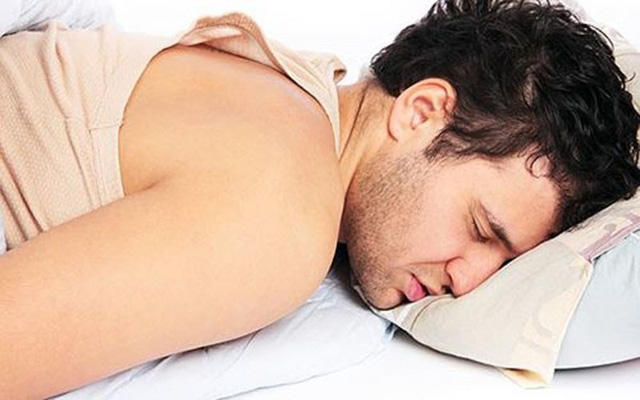 Những thói quen khi ngủ gây hại cho sức khỏe - Ảnh 4.