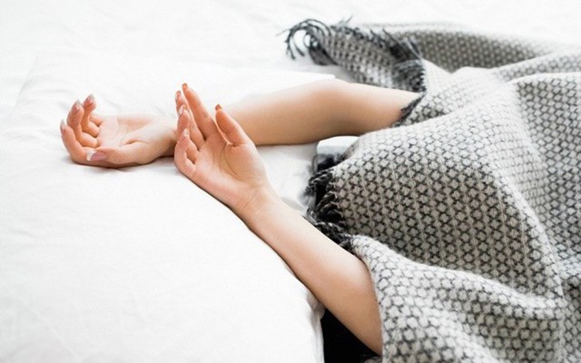 Những thói quen khi ngủ gây hại cho sức khỏe - Ảnh 7.