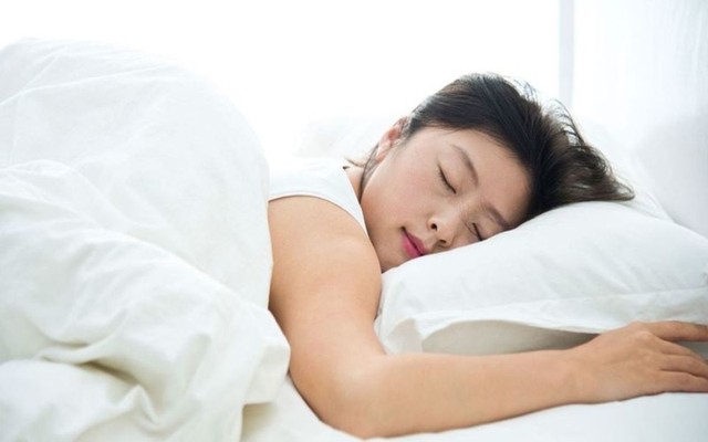 Những thói quen khi ngủ gây hại cho sức khỏe - Ảnh 8.