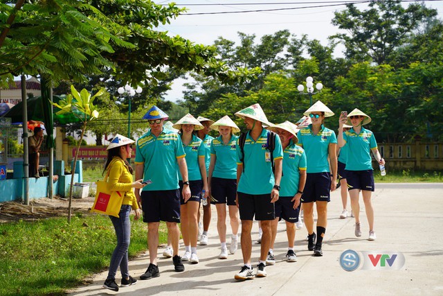 VTV Cup 2019: Đội Australia hoàn thành thử thách vẽ tranh tại làng bích họa Tam Thanh - Ảnh 1.