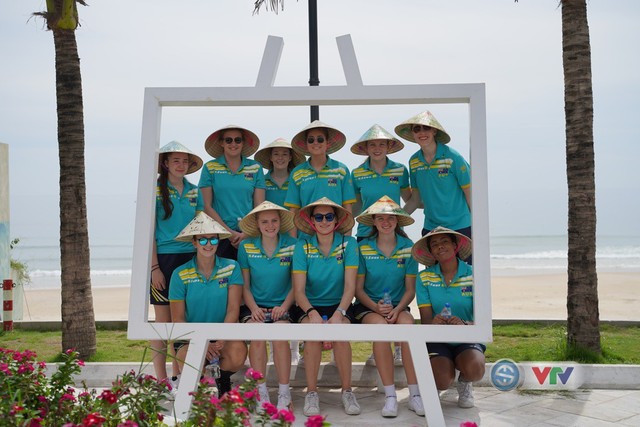 VTV Cup 2019: Đội Australia hoàn thành thử thách vẽ tranh tại làng bích họa Tam Thanh - Ảnh 3.