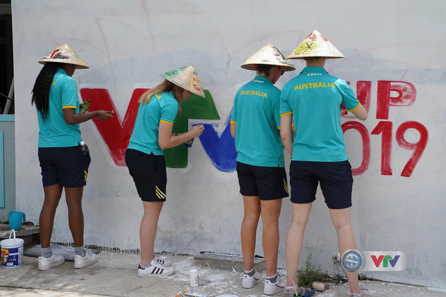 VTV Cup 2019: Đội Australia hoàn thành thử thách vẽ tranh tại làng bích họa Tam Thanh - Ảnh 6.