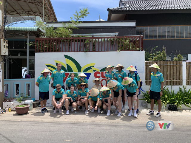 VTV Cup 2019: Đội Australia hoàn thành thử thách vẽ tranh tại làng bích họa Tam Thanh - Ảnh 8.