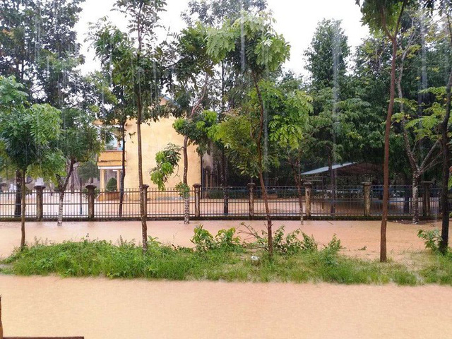 Mưa lớn kéo dài gây ngập lụt nhiều nơi ở Lâm Đồng - Ảnh 1.