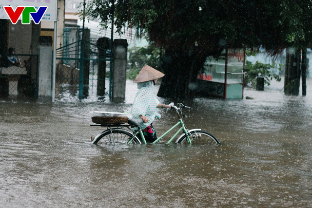 Chùm ảnh: Đảo Phú Quốc ngập sâu sau mưa lớn, người dân đi lại bằng bè tự chế - Ảnh 7.
