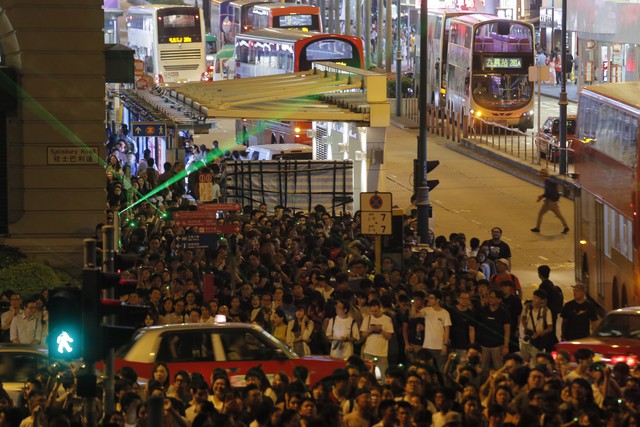 Mỹ nâng mức cảnh báo đi lại ở Hong Kong vì biểu tình lan rộng - Ảnh 4.