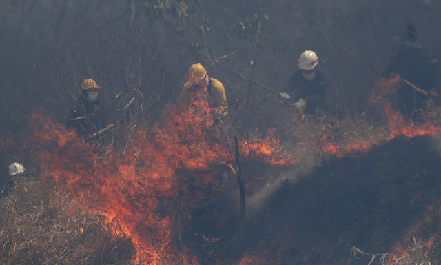 Thời tiết khô nóng ảnh hưởng đến nỗ lực dập lửa rừng Amazon - Ảnh 1.