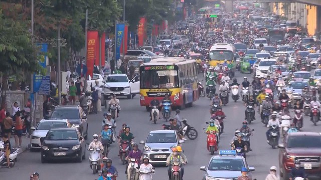 Hà Nội dự kiến tổ chức làn đường ưu tiên cho xe bus trên nhiều trục đường chính - Ảnh 1.
