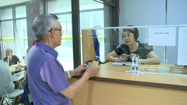 Hà Nội: Người cao tuổi sẽ nhận thẻ miễn phí xe bus sau 5 ngày đăng ký - Ảnh 2.