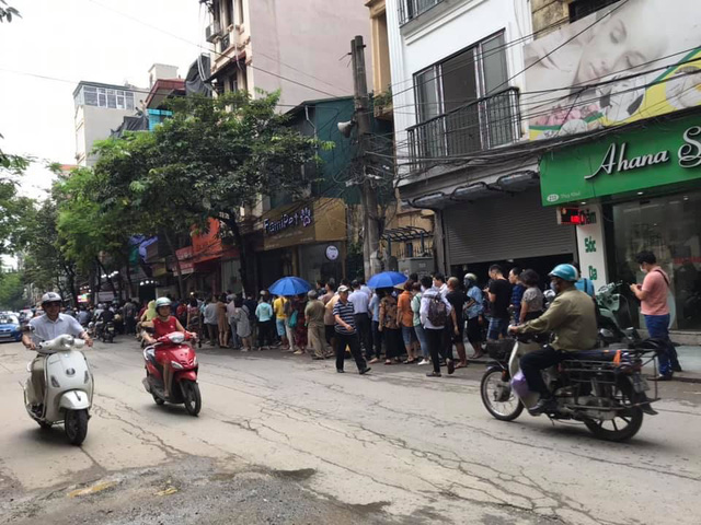Người dân đội mưa nắng xếp hàng dài mua bánh Trung thu - Ảnh 2.