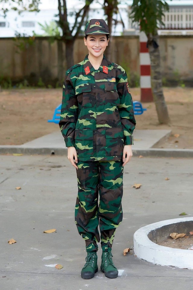 Tham gia Chúng tôi là chiến sĩ, Hoa hậu Phương Khánh “đốn tim” trong bộ quân phục - Ảnh 2.