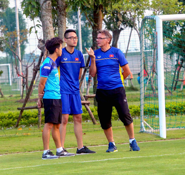 ĐT U19 Việt Nam hào hứng tập luyện dưới sự hướng dẫn của HLV Philippe Troussier - Ảnh 2.