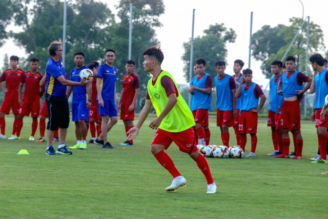 ĐT U19 Việt Nam hào hứng tập luyện dưới sự hướng dẫn của HLV Philippe Troussier - Ảnh 5.