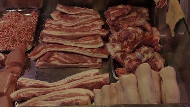 Người tiêu dùng Trung Quốc gặp khó vì thịt lợn tăng giá mạnh - Ảnh 1.