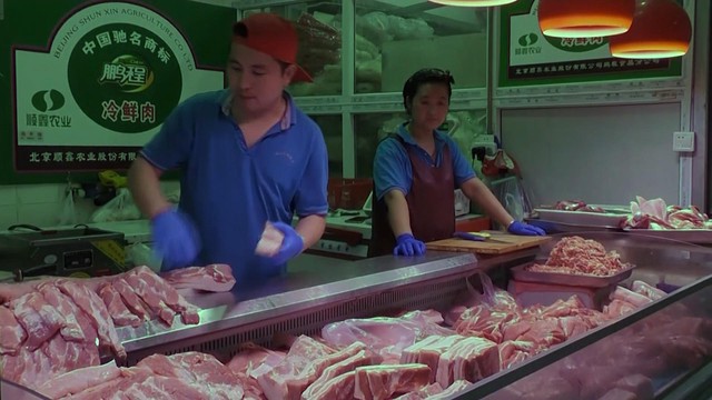 Người tiêu dùng Trung Quốc gặp khó vì thịt lợn tăng giá mạnh - Ảnh 2.