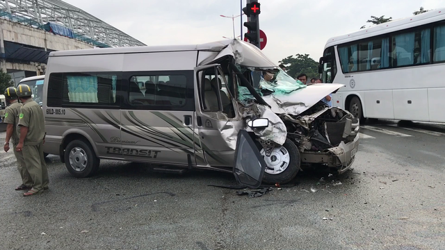 Xe ô tô 16 chỗ bị tông nát trên xa lộ Hà Nội - Ảnh 2.