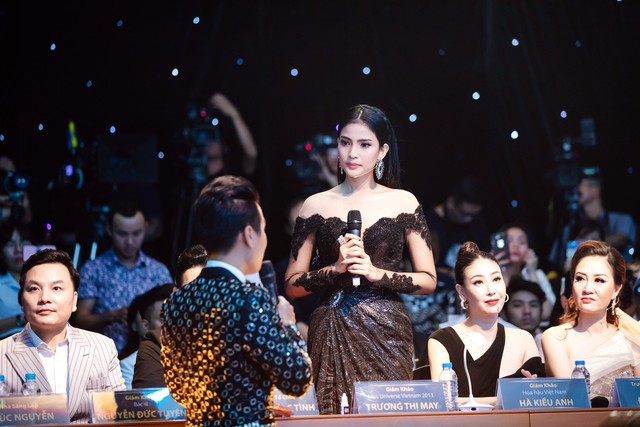 Trương Thị May cùng diện đầm đen đọ dáng với đàn chị Hà Kiều Anh - Ảnh 6.