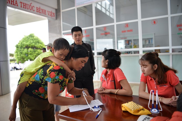 Trái tim cho em khám sàng lọc tim bẩm sinh cho gần 800 trẻ em tại Quảng Trị - Ảnh 2.