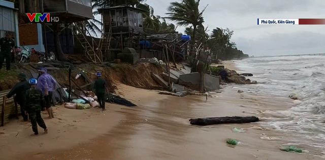 Sóng biển cuốn trôi nhiều ngôi nhà ở Phú Quốc, Kiên Giang - Ảnh 1.