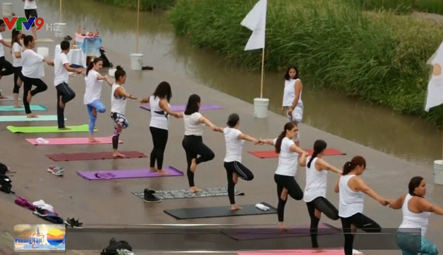 Trình diễn yoga tập thể kêu gọi không xây tường biên giới Mỹ - Mexico - Ảnh 1.