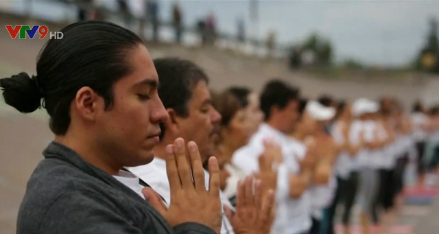 Trình diễn yoga tập thể kêu gọi không xây tường biên giới Mỹ - Mexico - Ảnh 2.