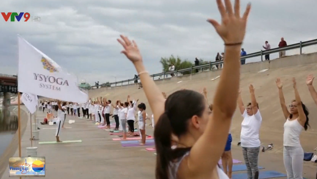 Trình diễn yoga tập thể kêu gọi không xây tường biên giới Mỹ - Mexico - Ảnh 3.