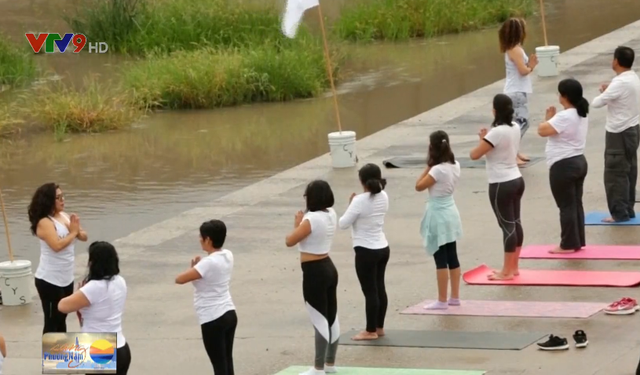 Trình diễn yoga tập thể kêu gọi không xây tường biên giới Mỹ - Mexico - Ảnh 4.