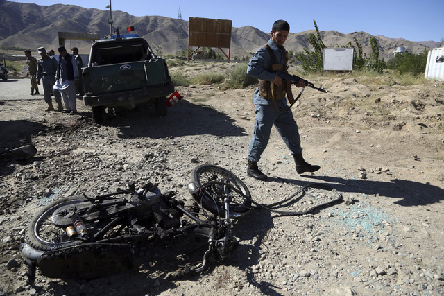 Tổng thống Afghanistan thoát chết trong vụ đánh bom trước bầu cử - Ảnh 4.