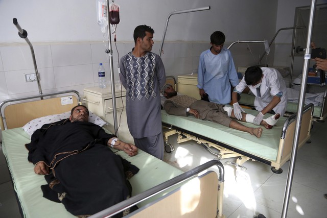 Tổng thống Afghanistan thoát chết trong vụ đánh bom trước bầu cử - Ảnh 6.