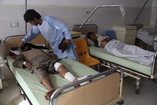 Tổng thống Afghanistan thoát chết trong vụ đánh bom trước bầu cử - Ảnh 7.