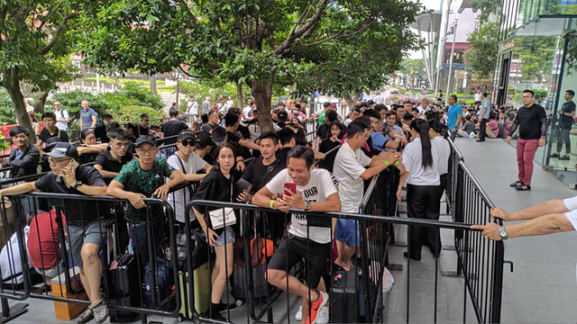 Người Việt đổ xô xếp hàng trước 1 ngày ở Singapore chờ mua iPhone 11 - Ảnh 7.