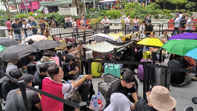 Người Việt đổ xô xếp hàng trước 1 ngày ở Singapore chờ mua iPhone 11 - Ảnh 8.