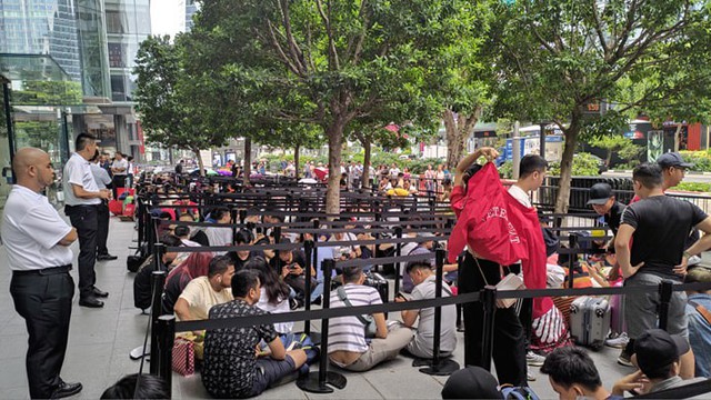 Người Việt đổ xô xếp hàng trước 1 ngày ở Singapore chờ mua iPhone 11 - Ảnh 3.