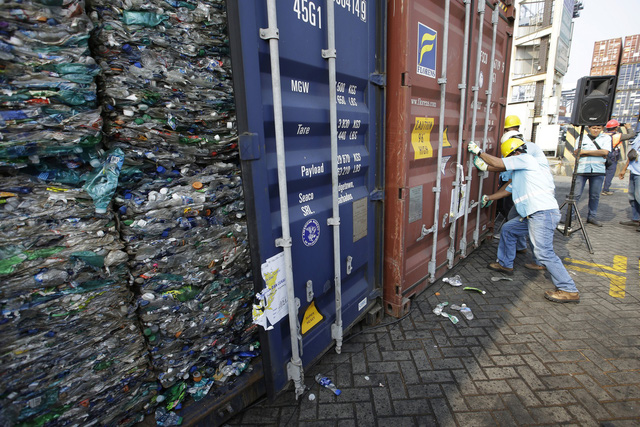 Indonesia sẽ gửi trả 547 container rác thải về các nước xuất khẩu - Ảnh 1.